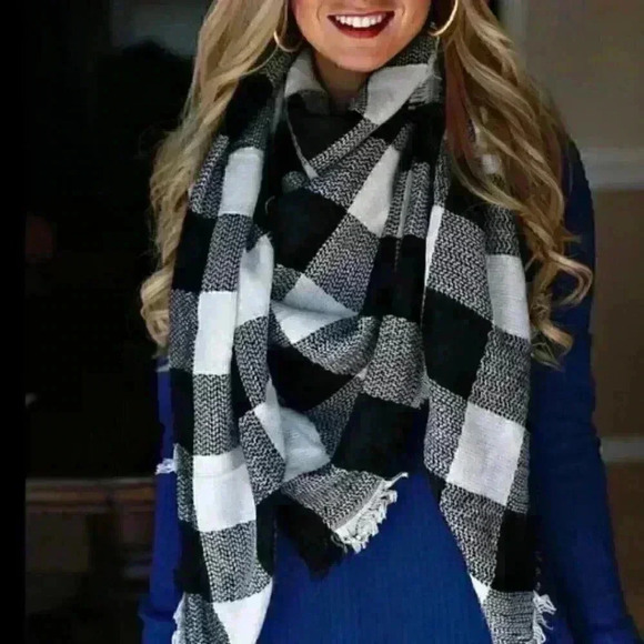 Accessories - Checker White / Black Blanket Scarf